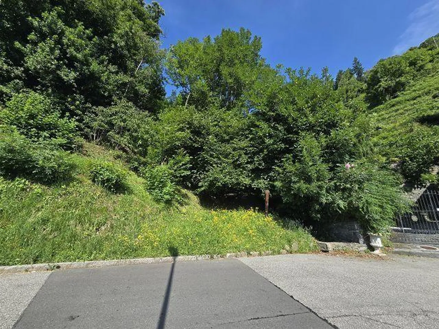 Terrain constructible R2 de 1377 m2 très ensoleillé, calme, beau... - Photo 8 sur 14
