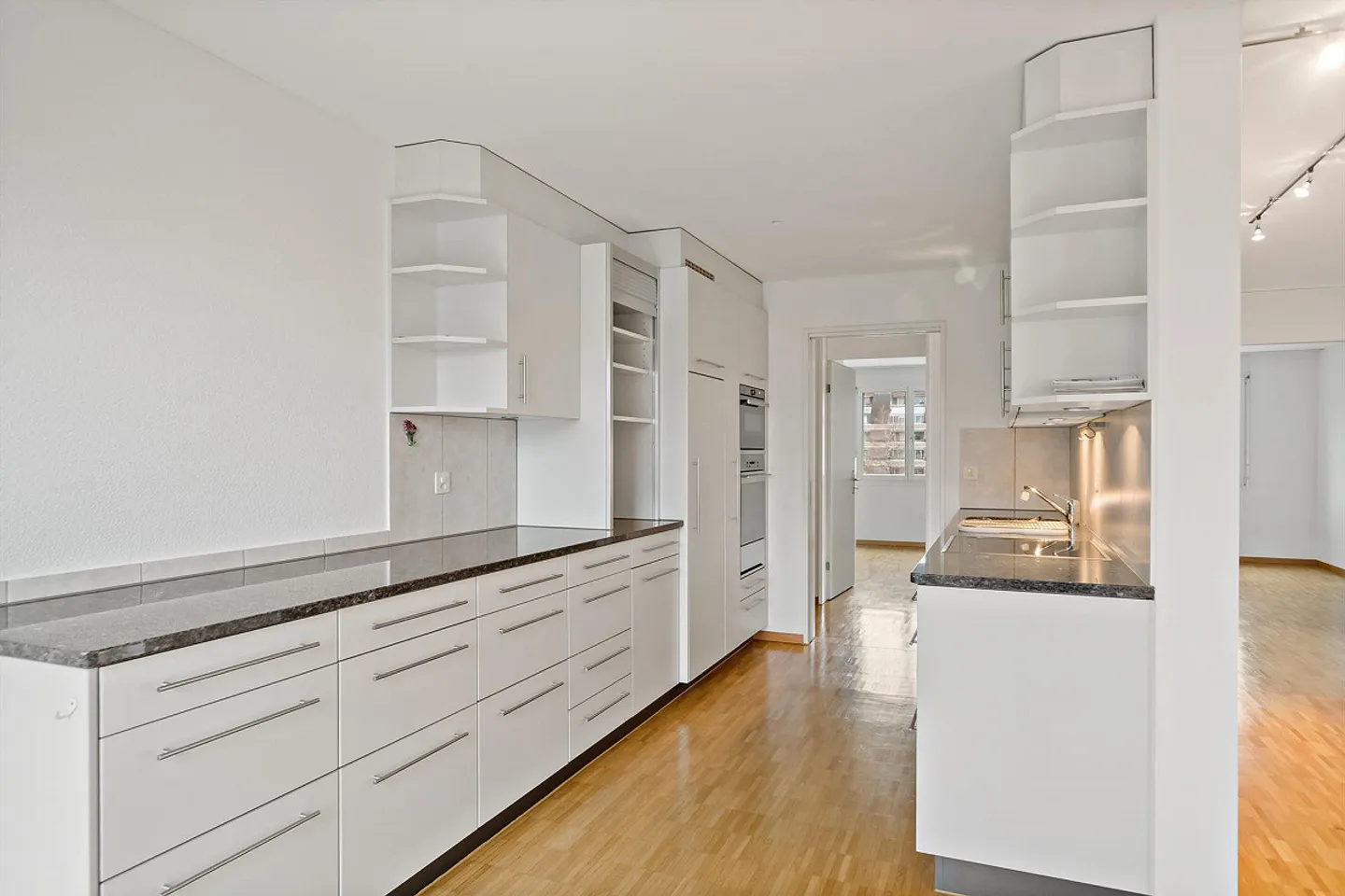 Bright sunny corner apartment in Sarnen - Photo 11 of 13