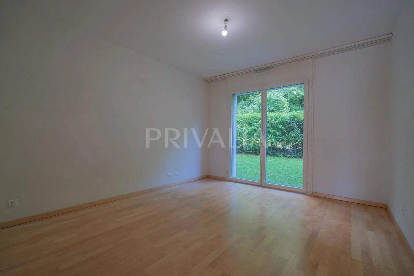 Beautiful 6.5-room apartment on the garden level within a residence... - Photo 2 of 5