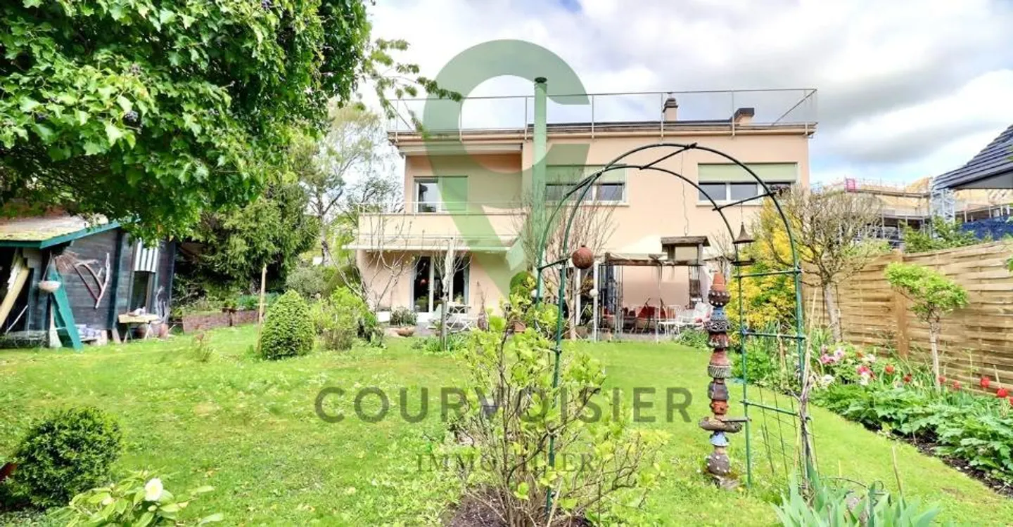 Casa di carattere con 2 appartamenti a due passi da Tartegnin - Foto 1 di 11