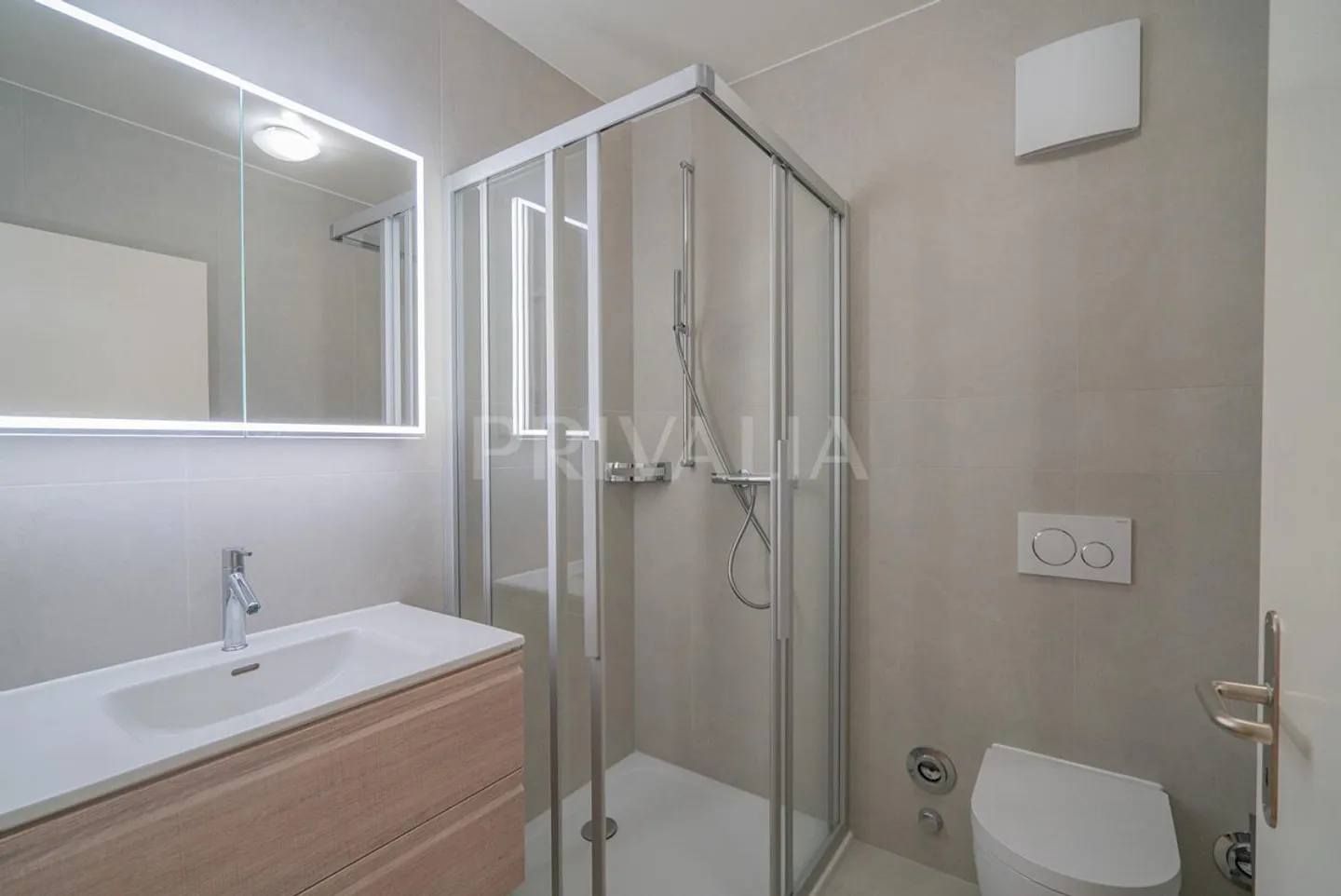 Beautiful 6.5-room apartment on the garden level within a residence... - Photo 3 of 5