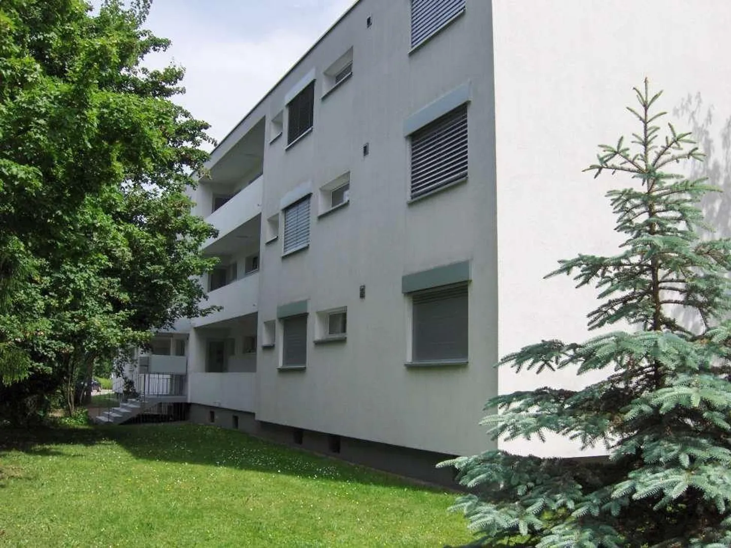 Appartamento di 5,5 stanze situato in zona tranquilla con area giardino - Foto 1 di 8