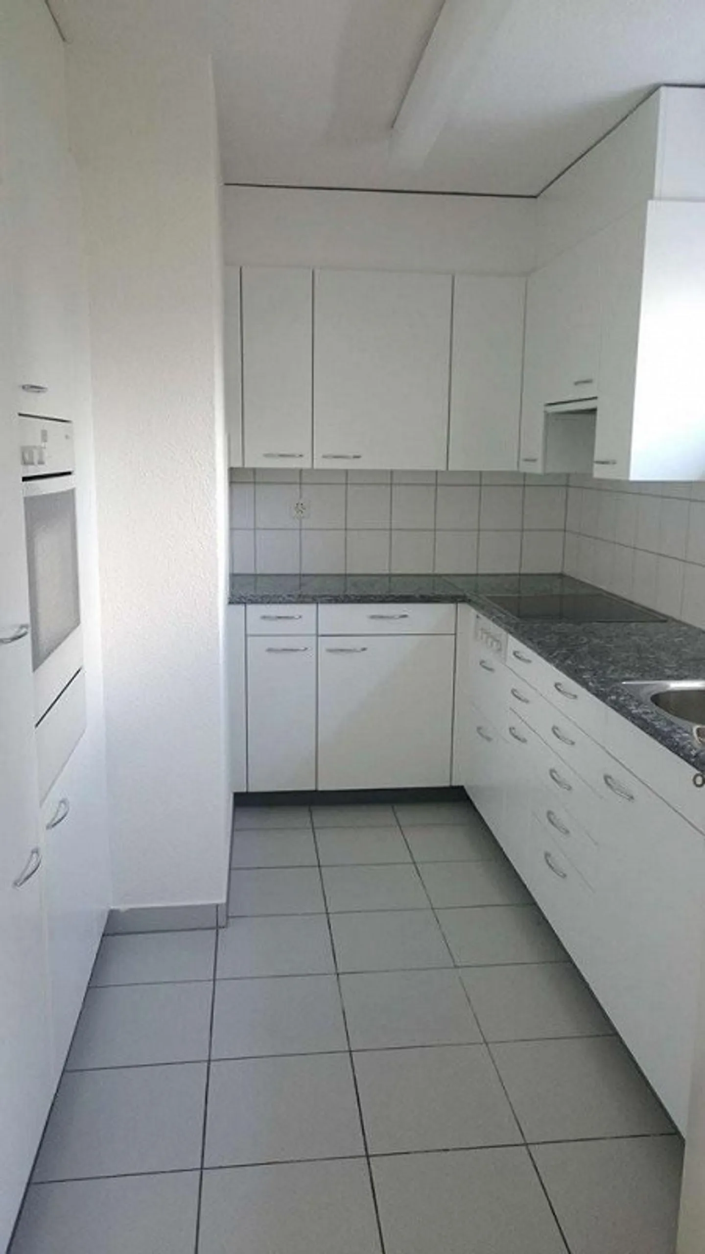 Appartamento di 5,5 stanze situato in zona tranquilla con area giardino - Foto 2 di 8