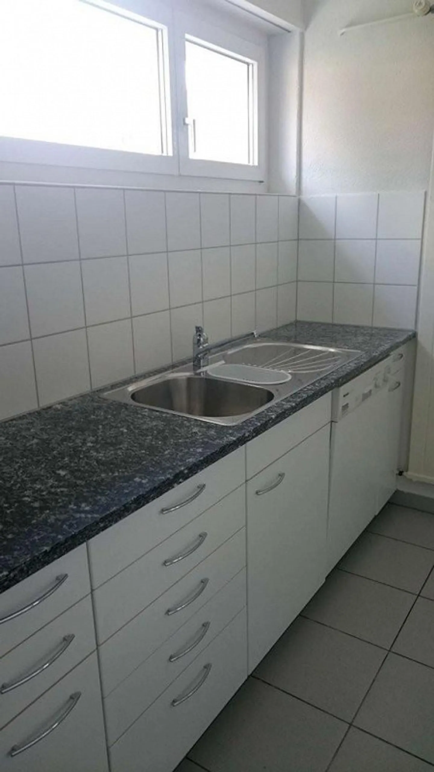 Appartamento di 5,5 stanze situato in zona tranquilla con area giardino - Foto 3 di 8