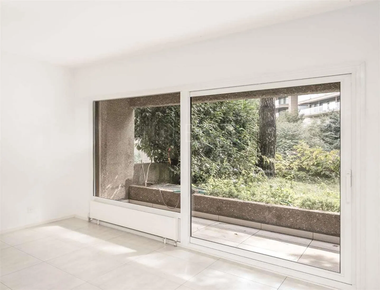 Un paradis, appartement de 2,5 pièces avec jardin dans une résidence - Photo 2 sur 5