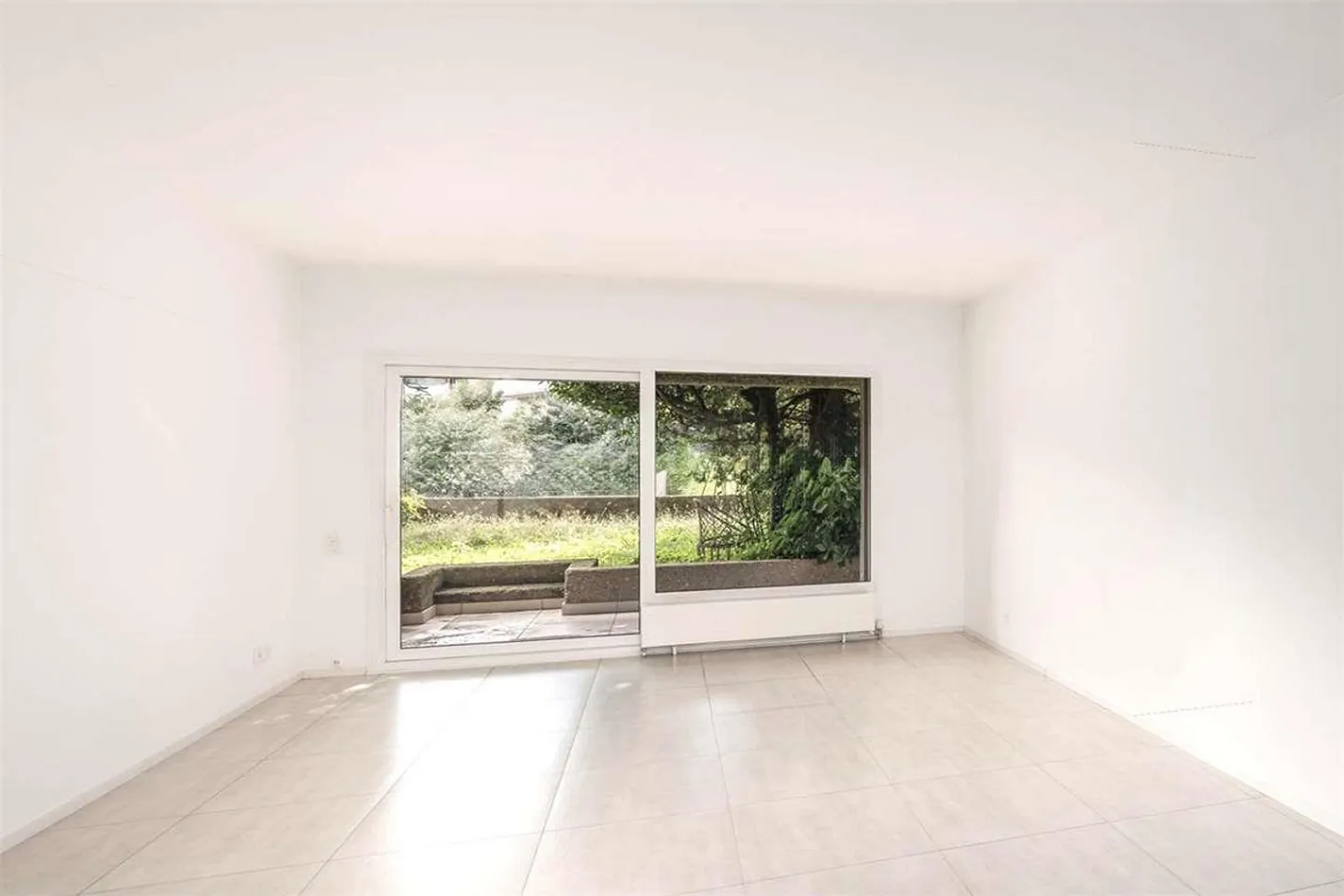 Un paradis, appartement de 2,5 pièces avec jardin dans une résidence - Photo 3 sur 5