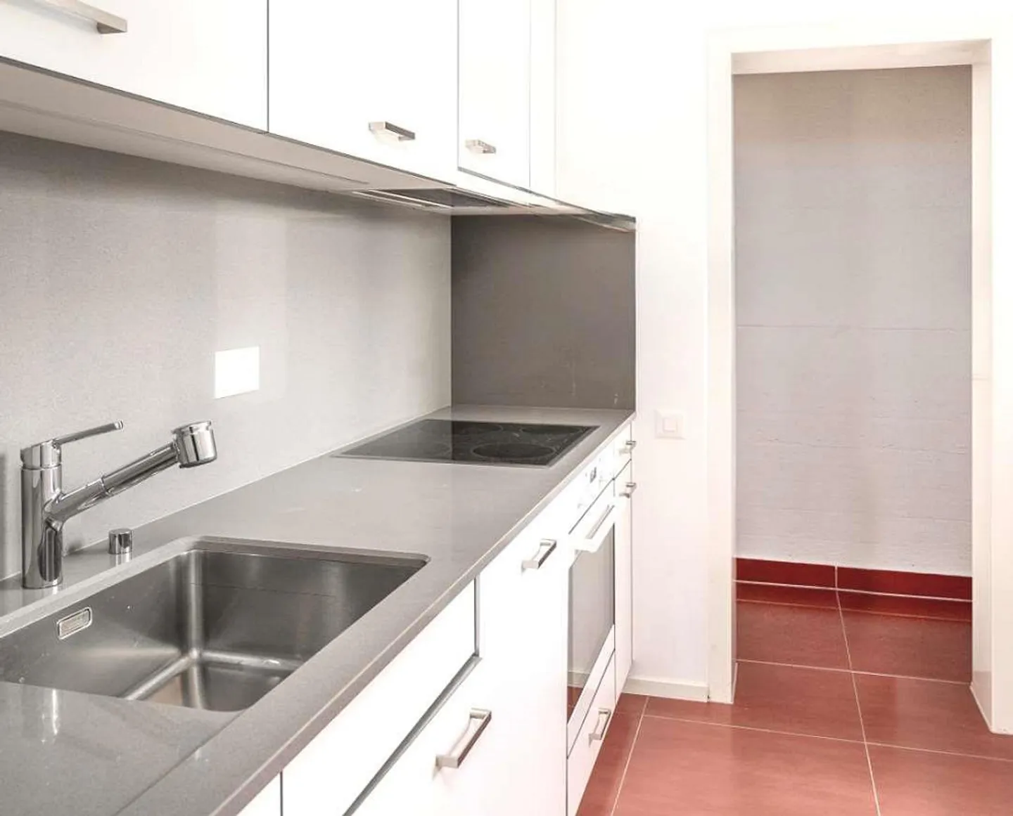 Un paradis, appartement de 2,5 pièces avec jardin dans une résidence - Photo 4 sur 5