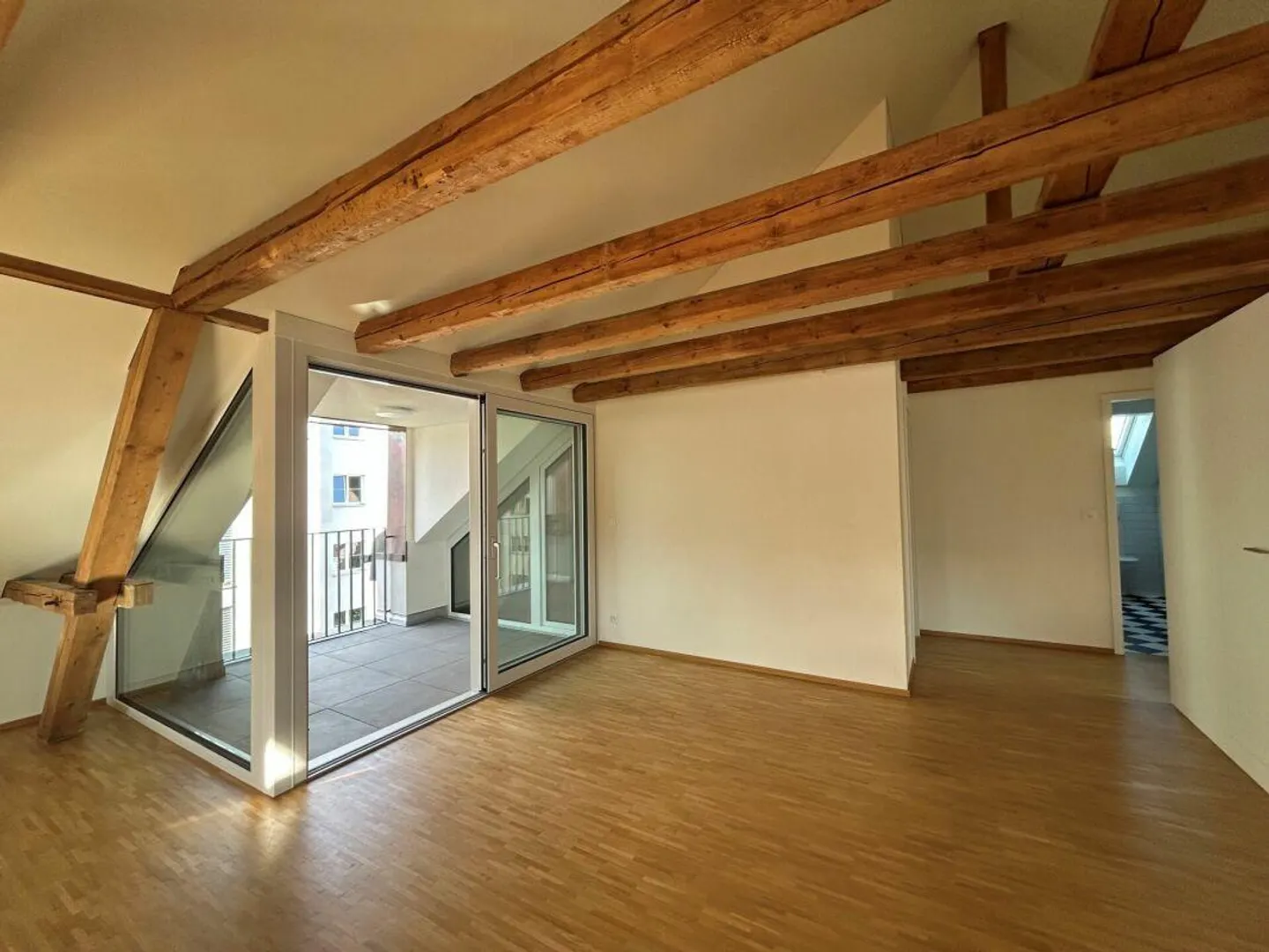 Moderno attico con loggia in posizione centrale - Foto 3 di 8