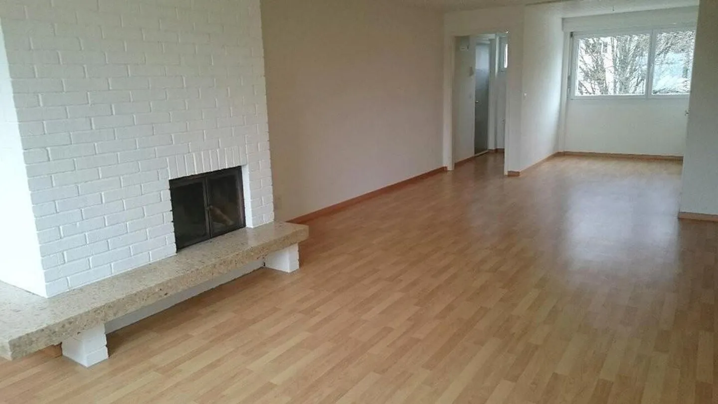 Appartamento di 5,5 stanze situato in zona tranquilla con area giardino - Foto 5 di 8
