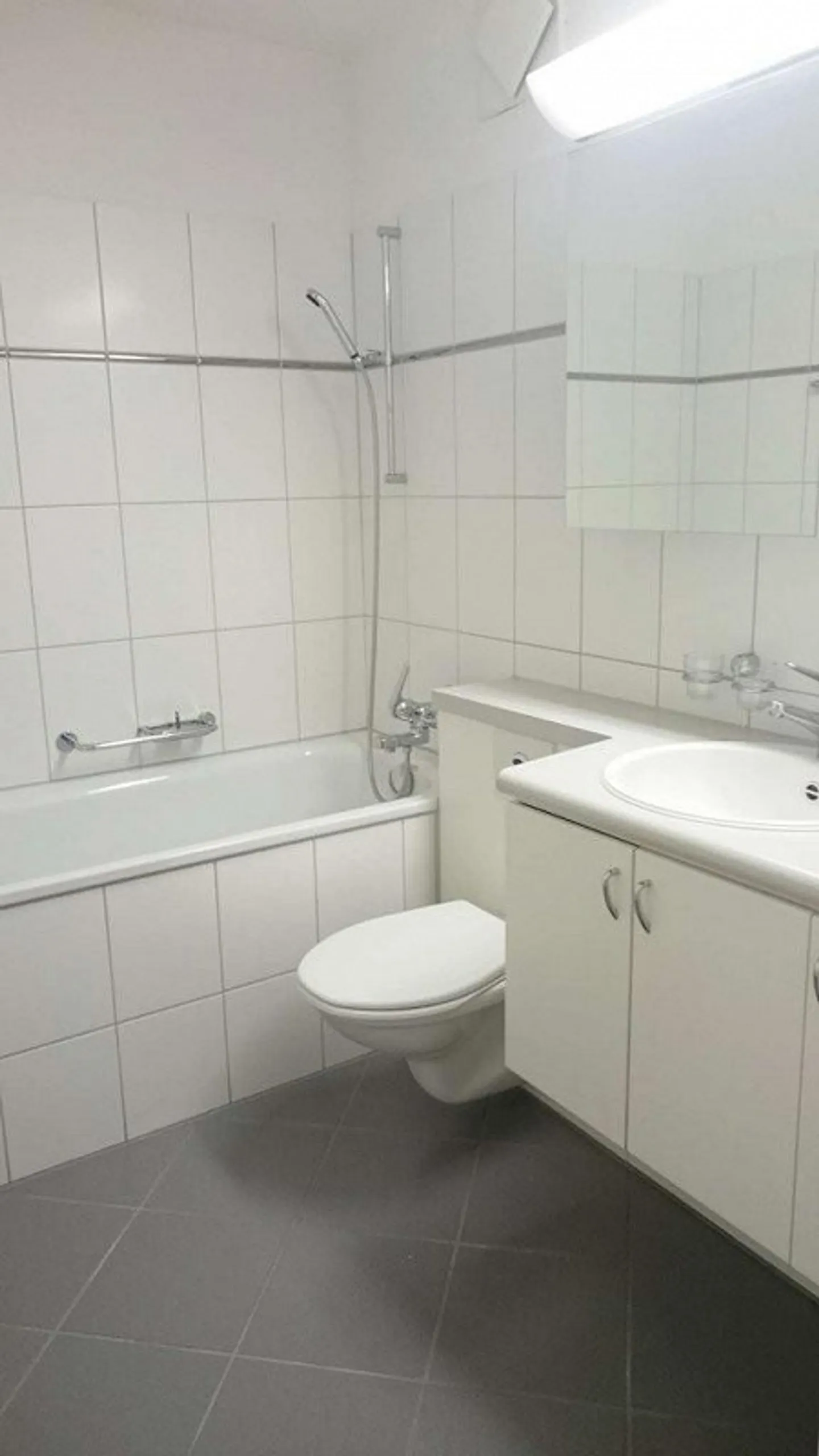 Appartamento di 5,5 stanze situato in zona tranquilla con area giardino - Foto 7 di 8