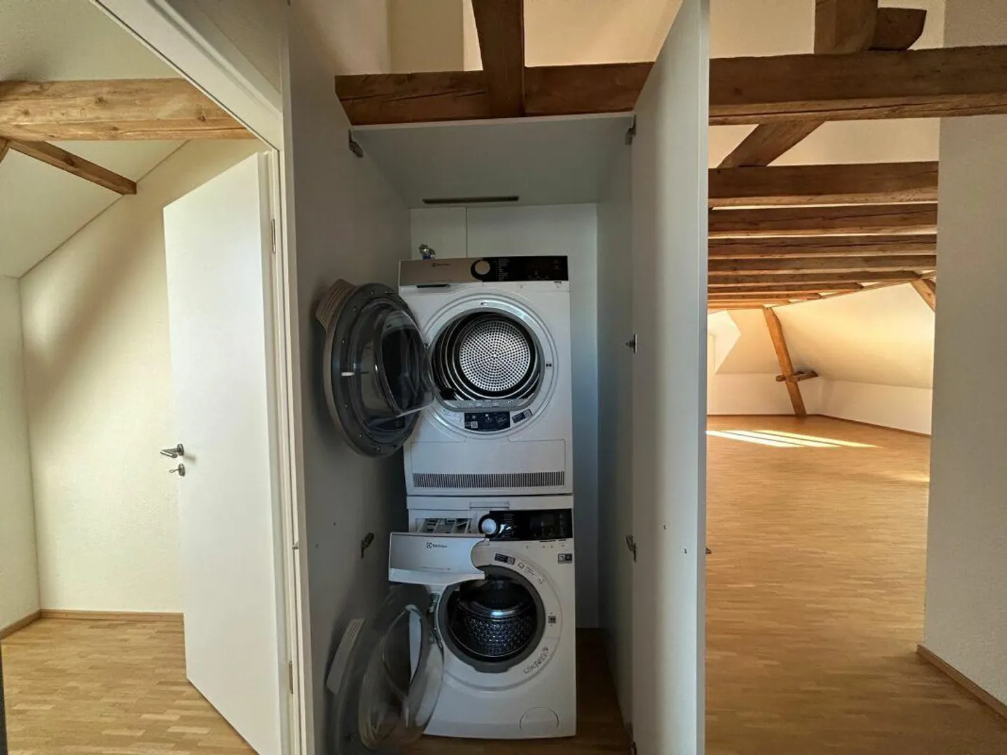 Moderno attico con loggia in posizione centrale - Foto 7 di 8