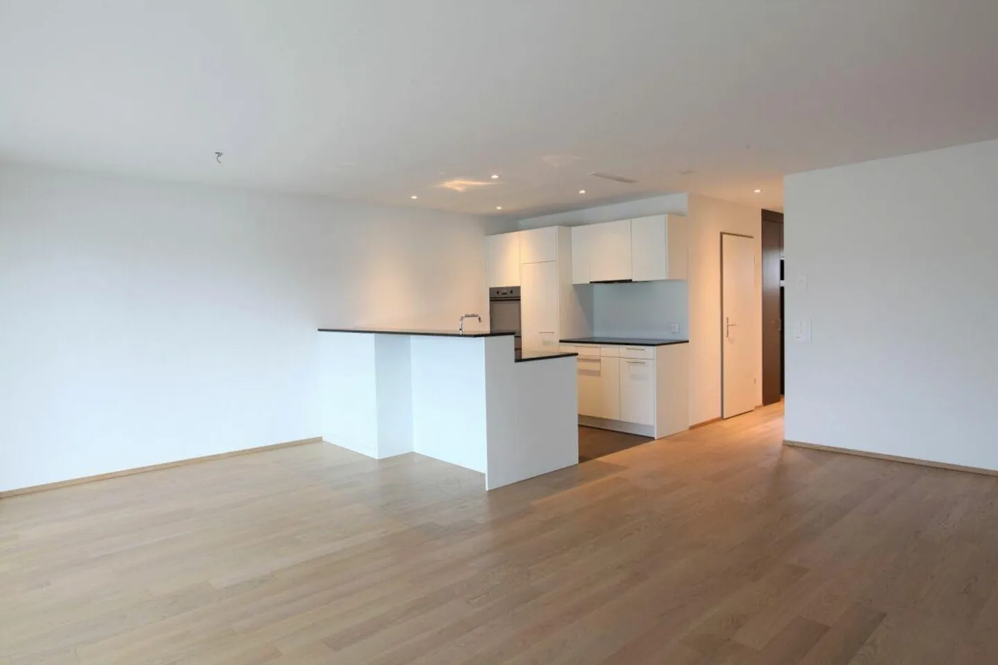 Modern 4.5 room apartment with spacious balcony! - Photo 1 of 9