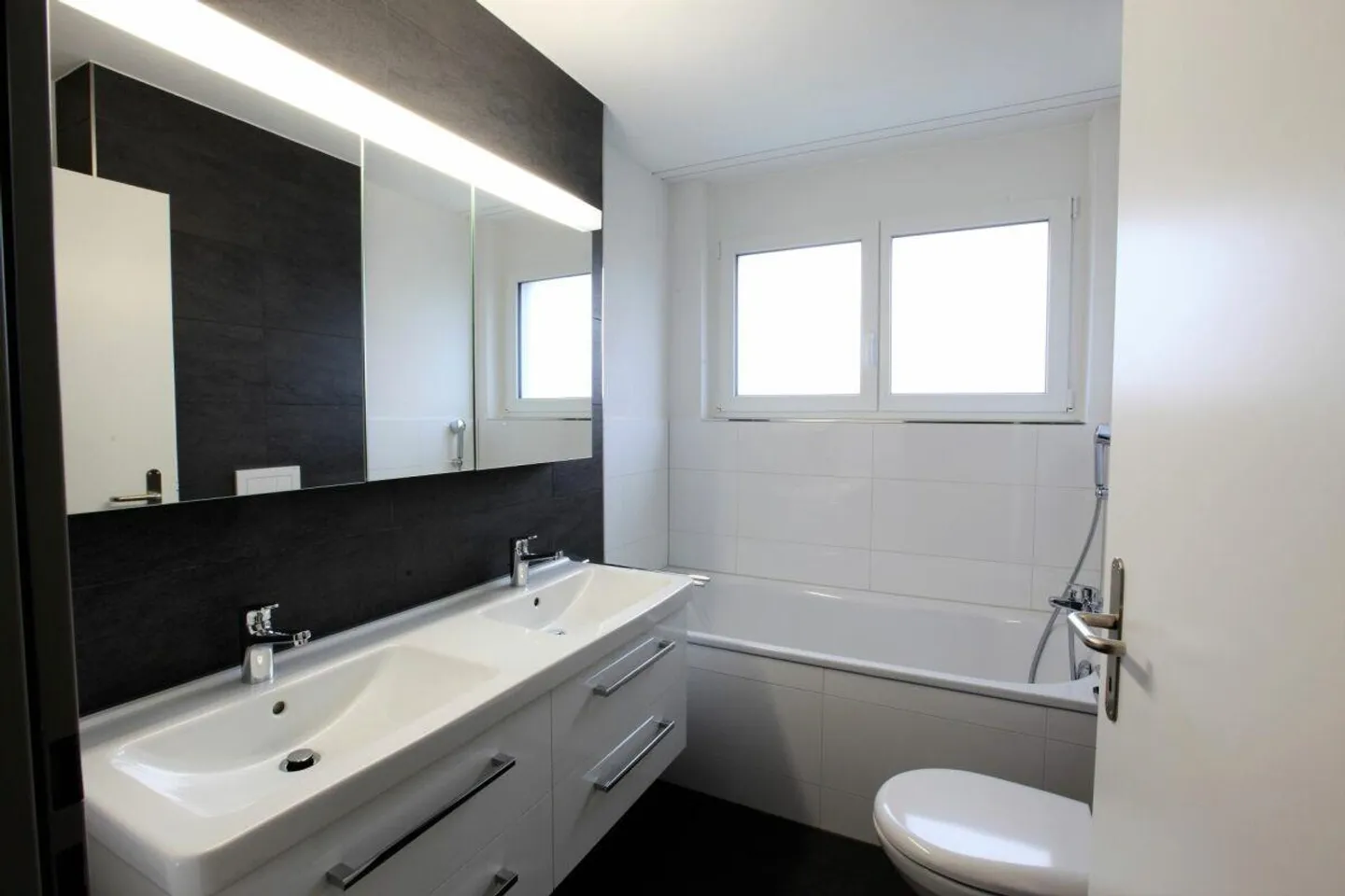 Modern 4.5 room apartment with spacious balcony! - Photo 2 of 9