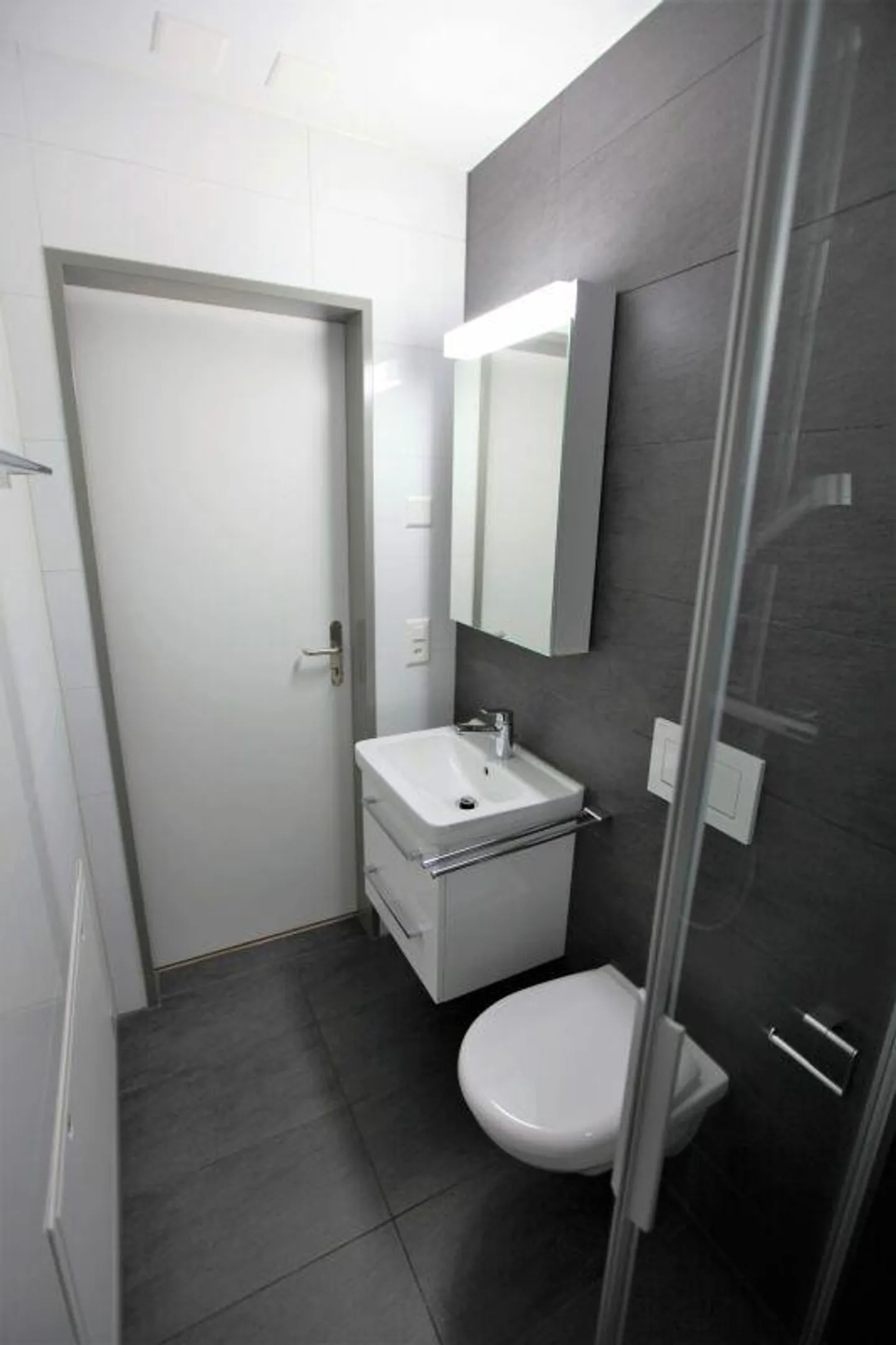 Modern 4.5 room apartment with spacious balcony! - Photo 3 of 9