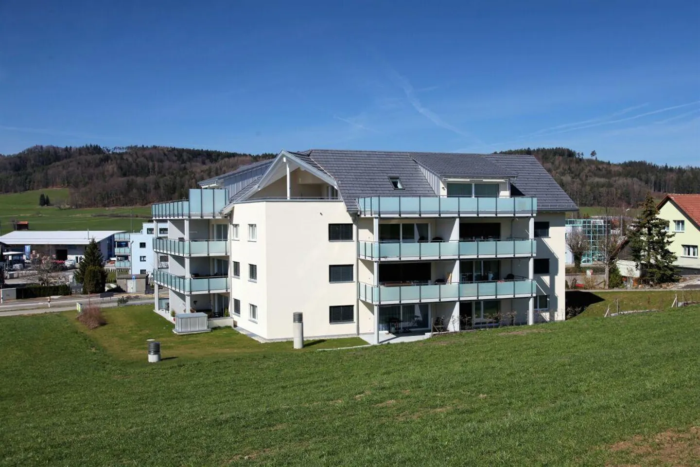 Modern 4.5 room apartment with spacious balcony! - Photo 9 of 9