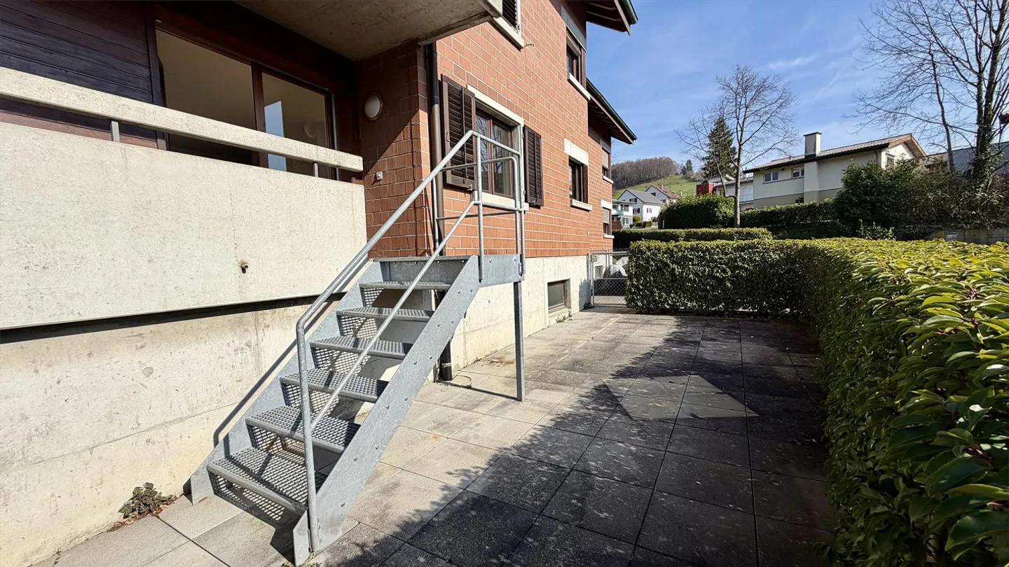 Appartement lumineux de 4,5 pièces avec patio à Gelterkinden - Photo 3 sur 15