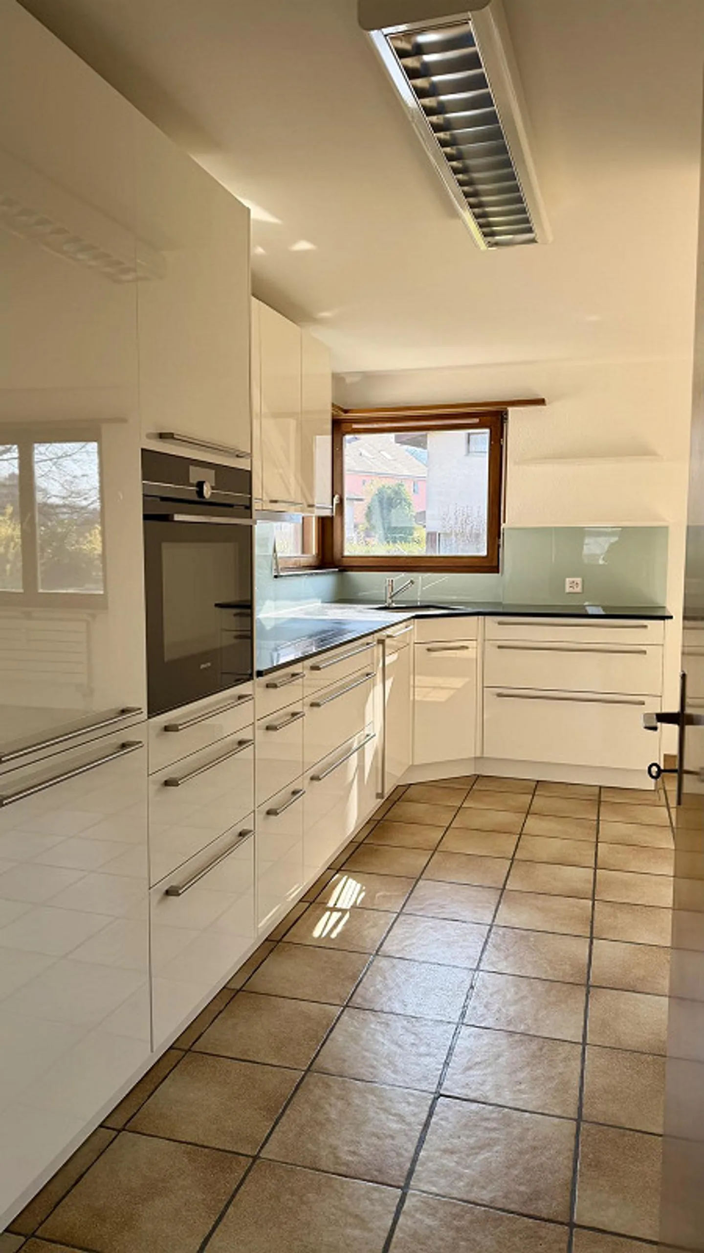 Appartement lumineux de 4,5 pièces avec patio à Gelterkinden - Photo 5 sur 15