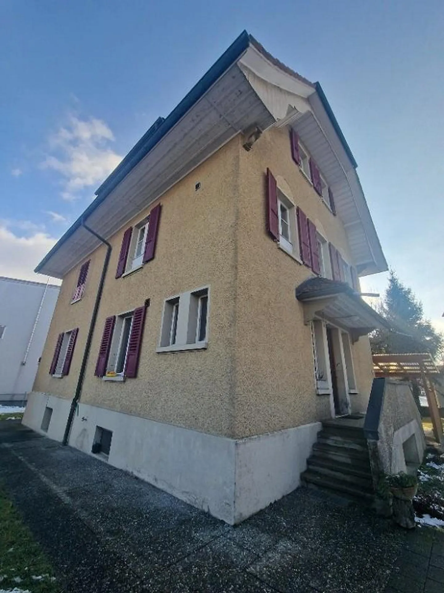 Residential building with building land in the heart of Jegenstorf - Photo 1 of 3