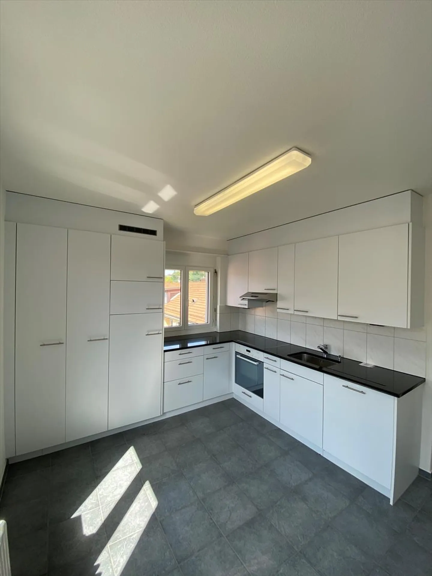 Bright 5.5-room apartment in well-maintained property - Photo 2 of 5