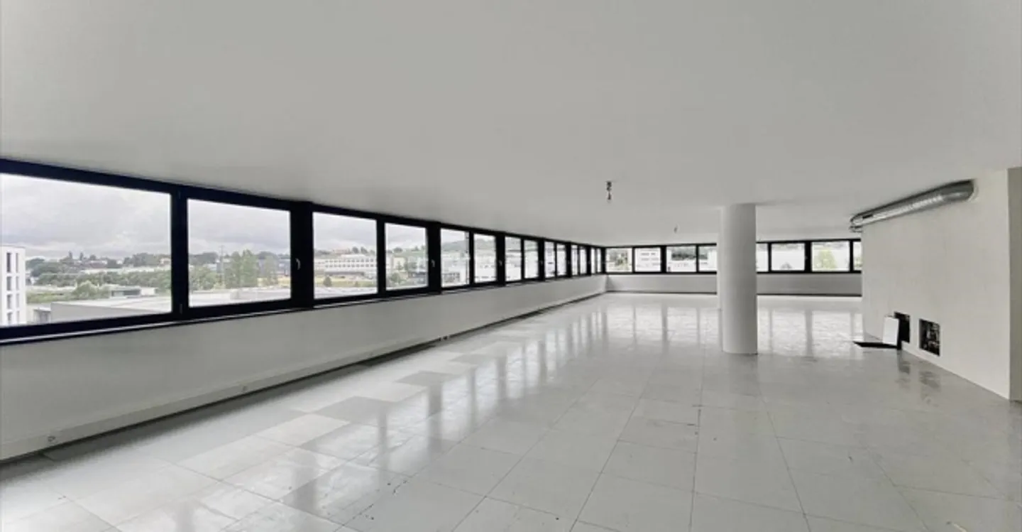 Mixed-use building for rent - Photo 2 of 6