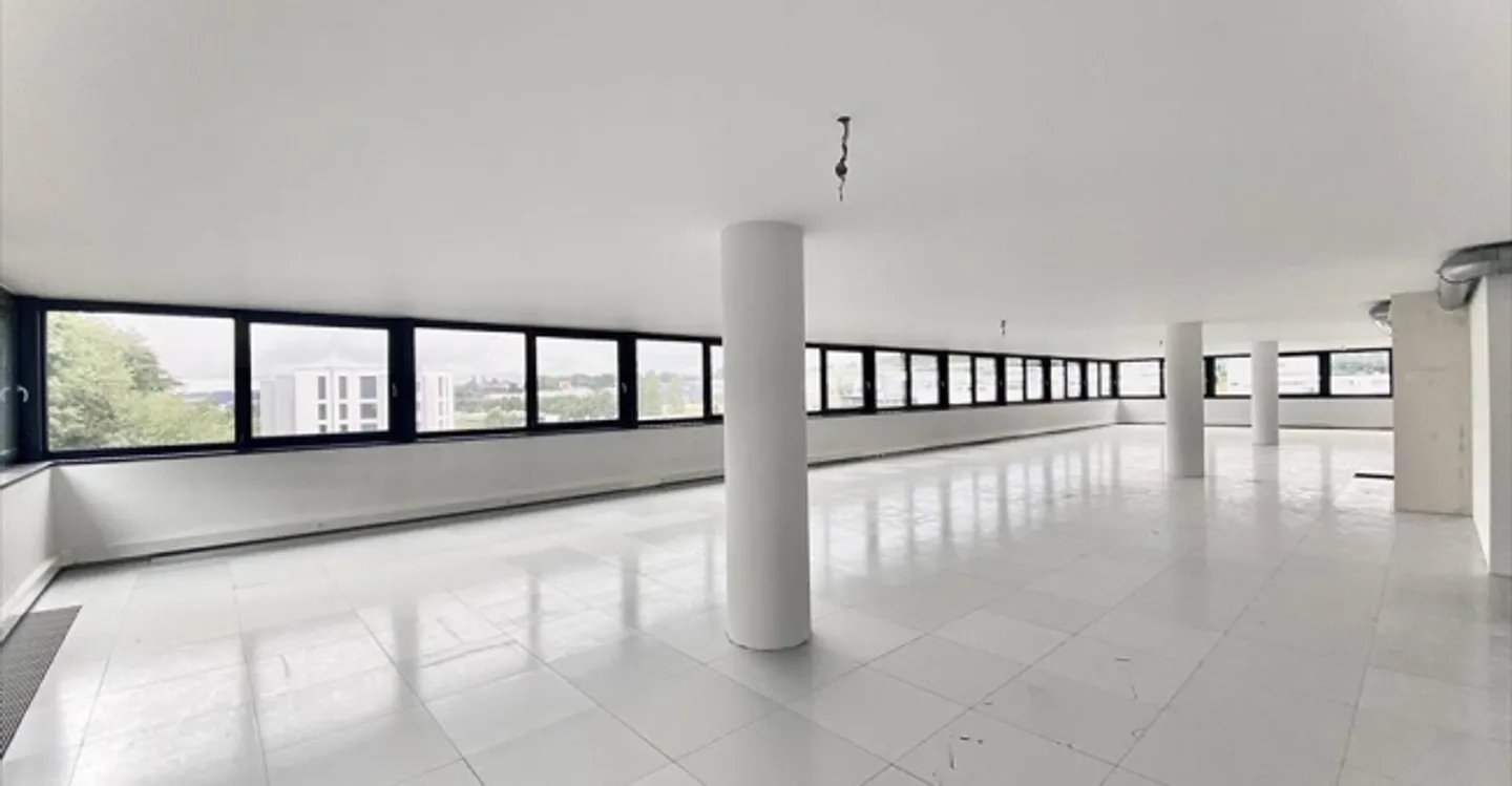 Mixed-use building for rent - Photo 3 of 6