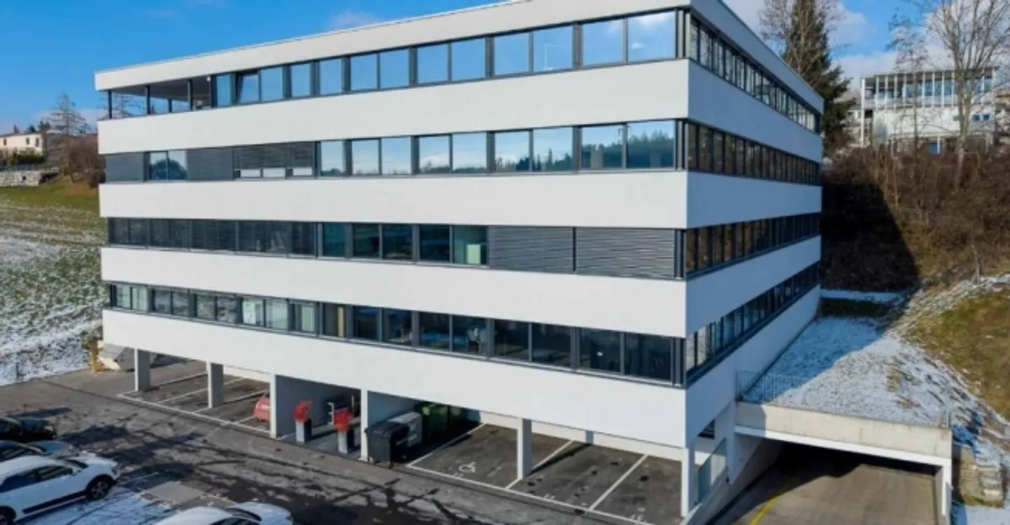 Mixed-use building for rent - Photo 5 of 6