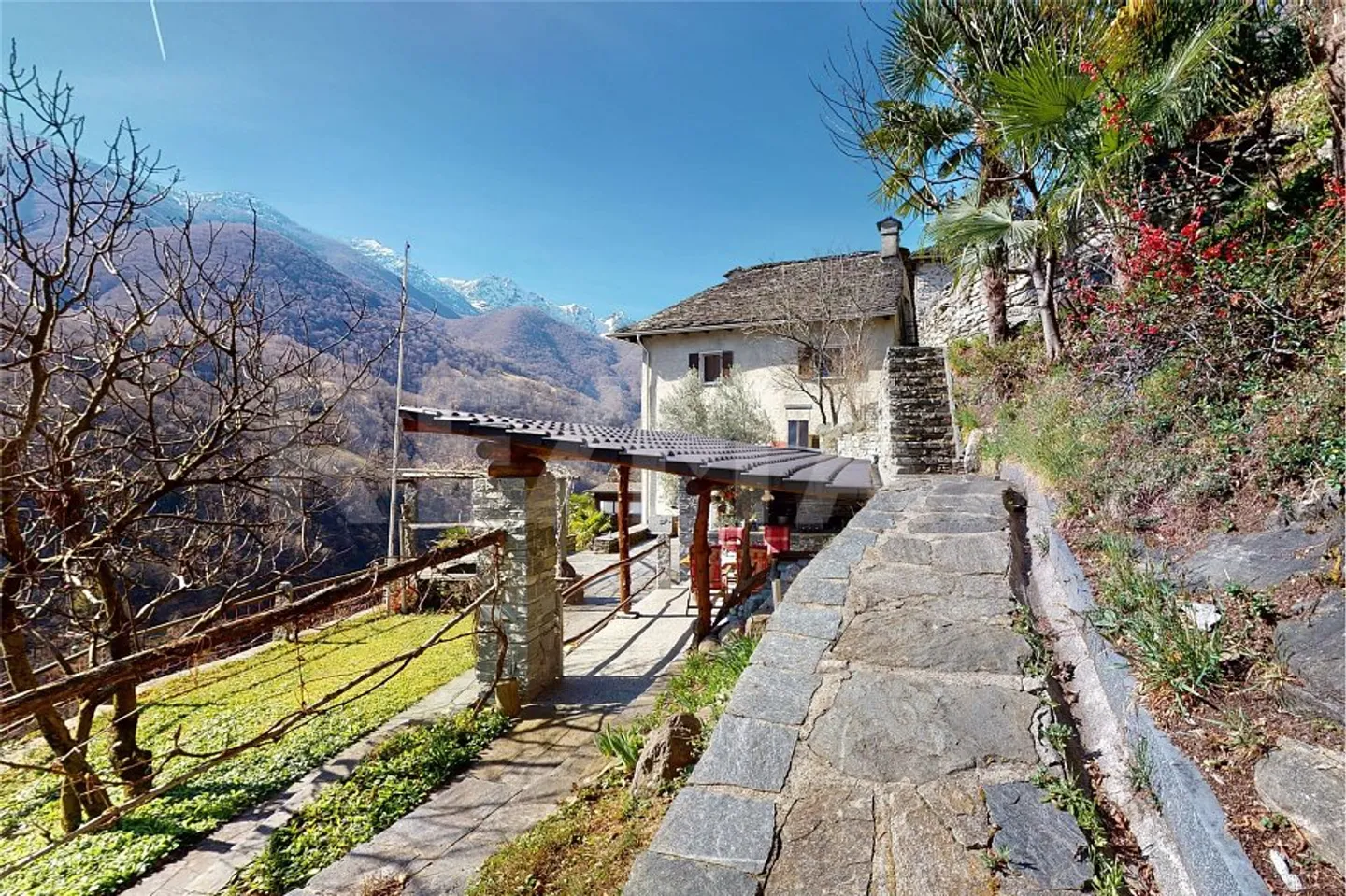 Tessiner Haus mit 6 Zimmern, Rasen und Wald - Foto 4 von 4