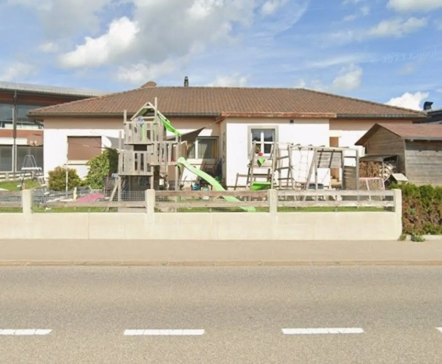 Single house for sale - Photo 1 of 7