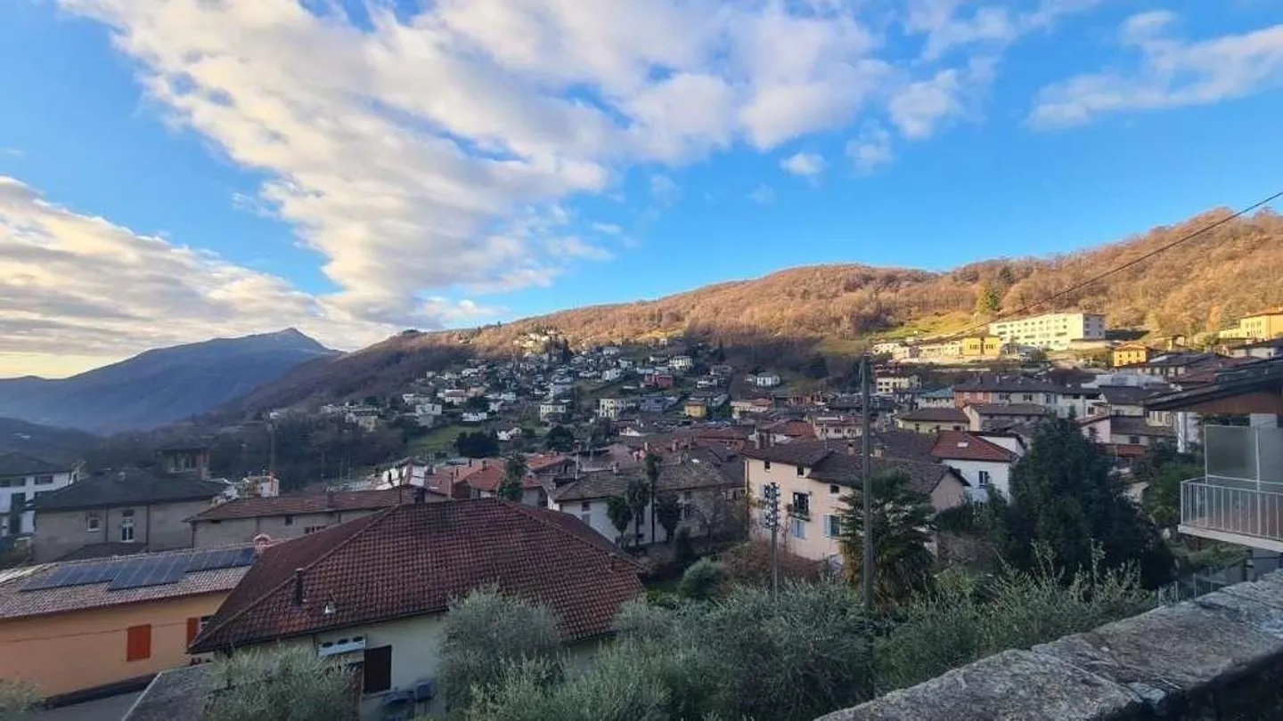 AROGNO: LARGE PANORAMIC HOUSE IN THE VILLAGE CENTER - Photo 2 of 13