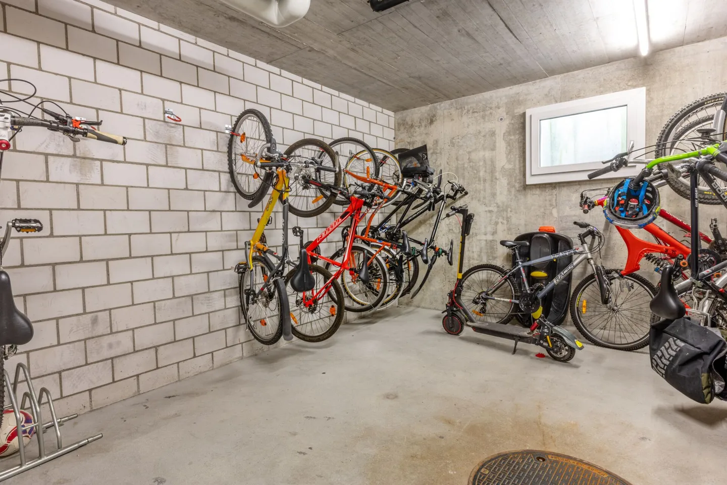 Appartamento di 4,5 stanze con due posti auto in garage sotterraneo e un laboratorio privato - Foto 2 di 4