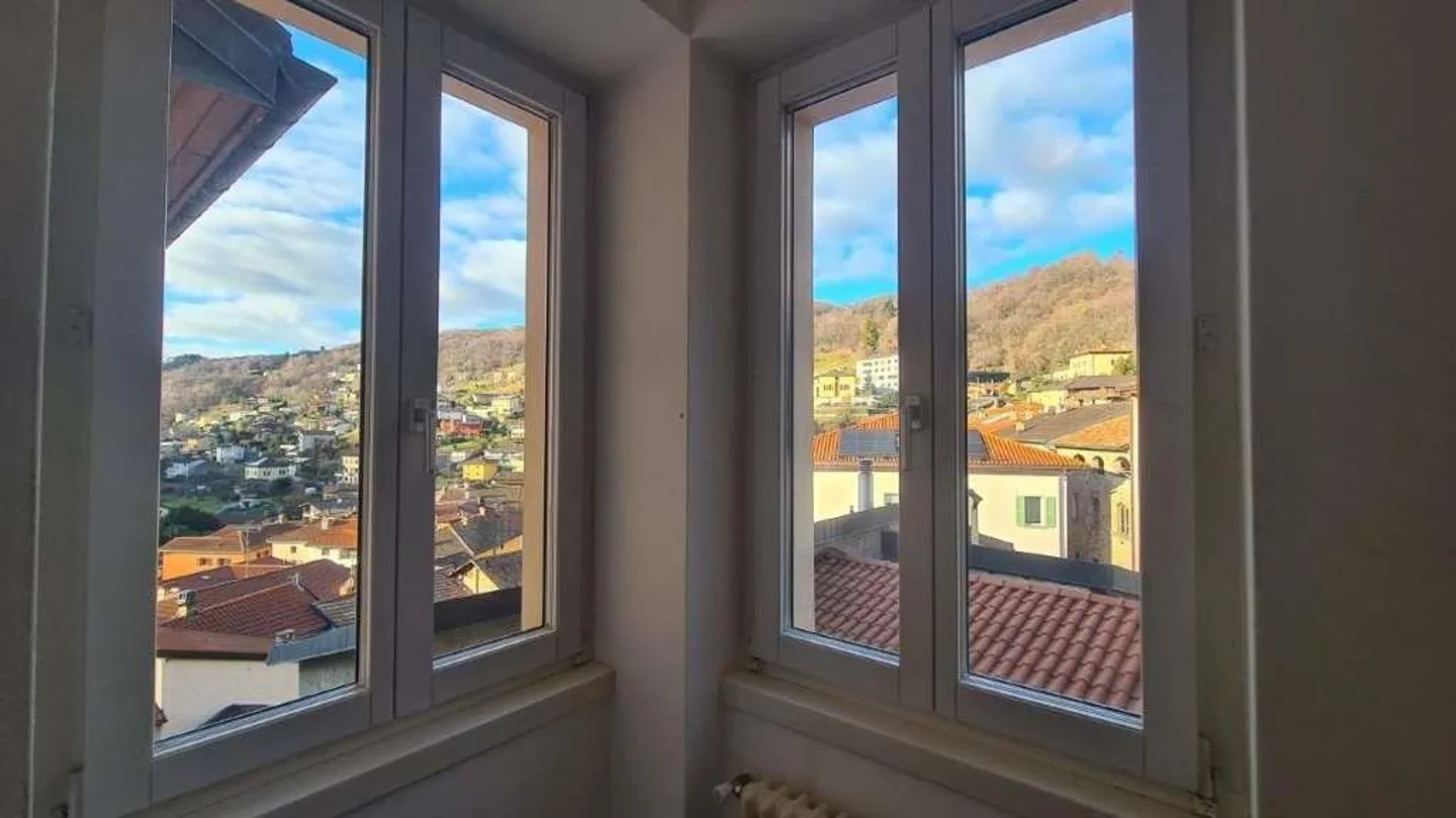 AROGNO: LARGE PANORAMIC HOUSE IN THE VILLAGE CENTER - Photo 9 of 13