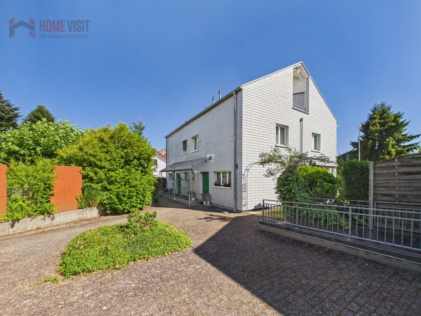 Spacious 5.5-Room Semi-Detached House - Living with Plenty of Space and Charm - Photo 2 of 19
