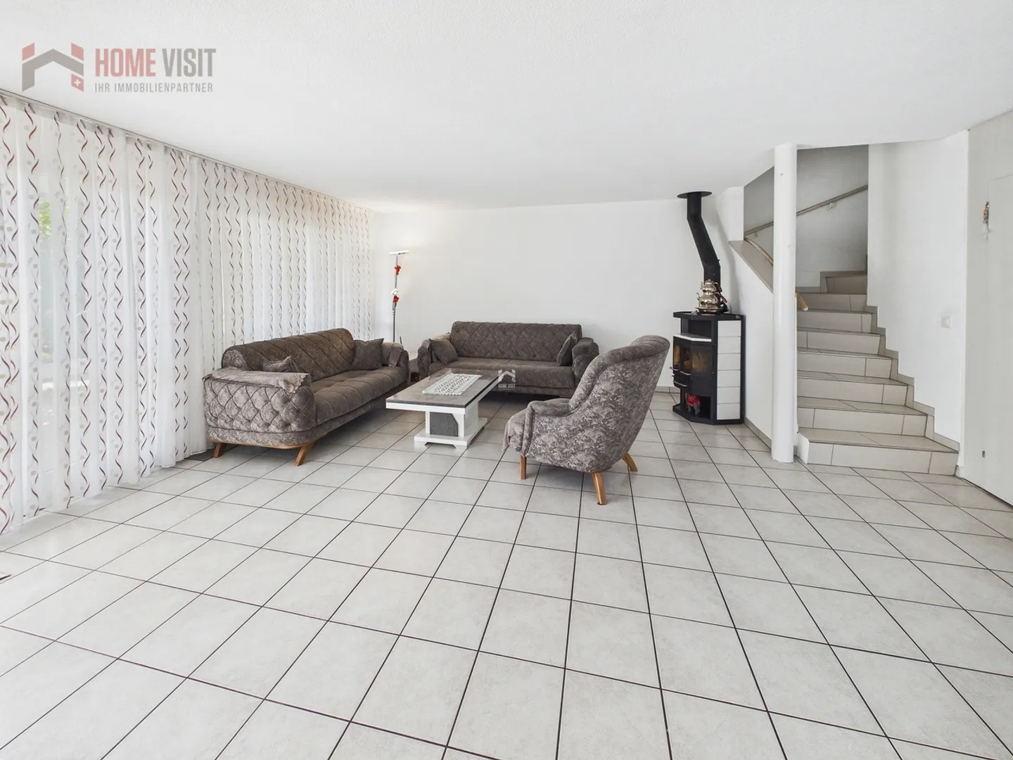 Spacious 5.5-Room Semi-Detached House - Living with Plenty of Space and Charm - Photo 4 of 19