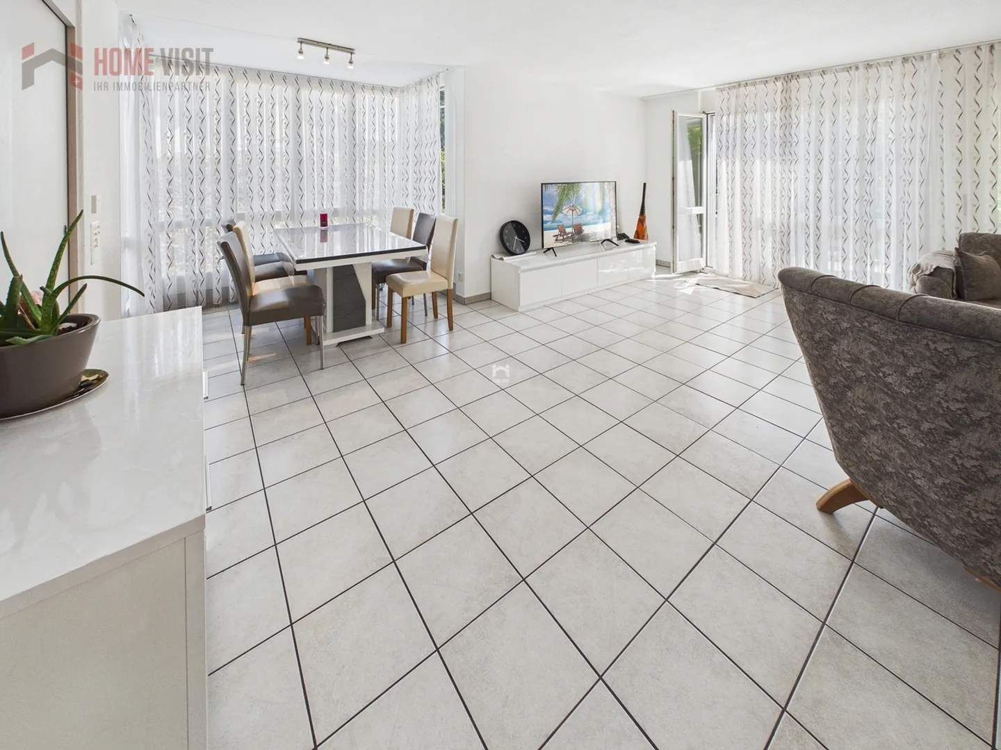 Spacious 5.5-Room Semi-Detached House - Living with Plenty of Space and Charm - Photo 5 of 19