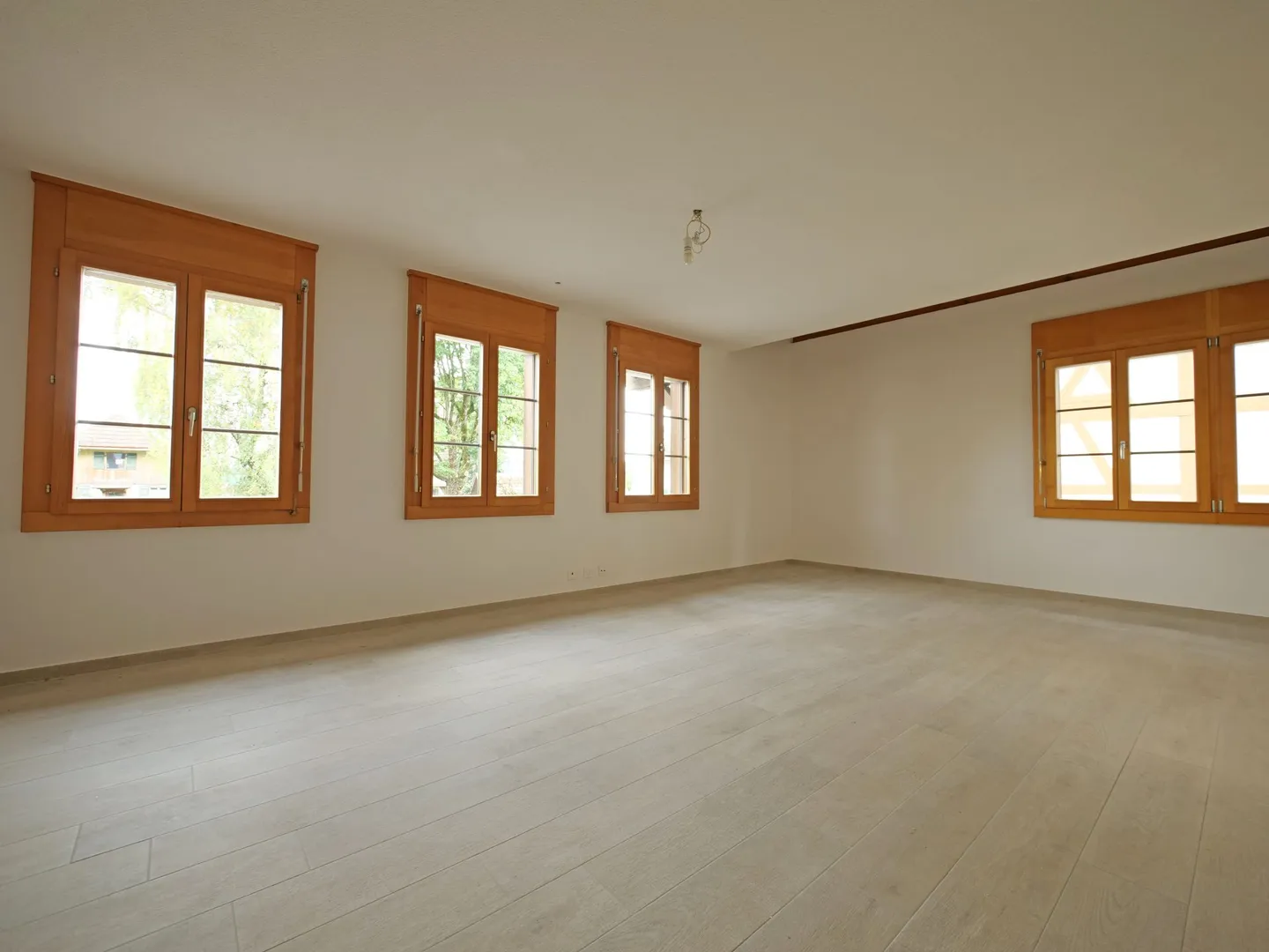 Beautifully renovated 2-room apartment in the center of Utzenstorf - Photo 2 of 8