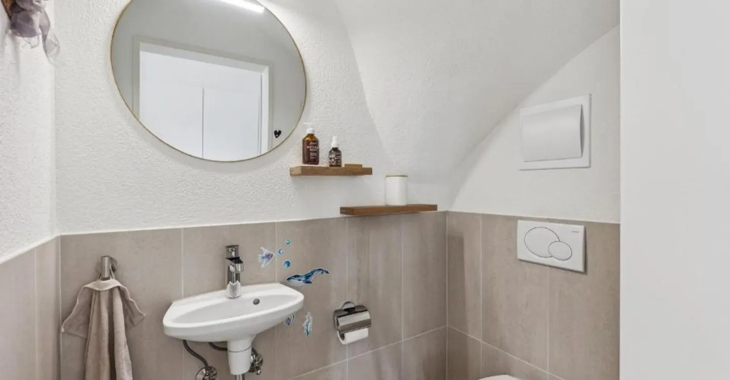 Charmante Maisonette-Dachwohnung à Bassersdorf avec balcon ensoleillé - Photo 3 sur 6
