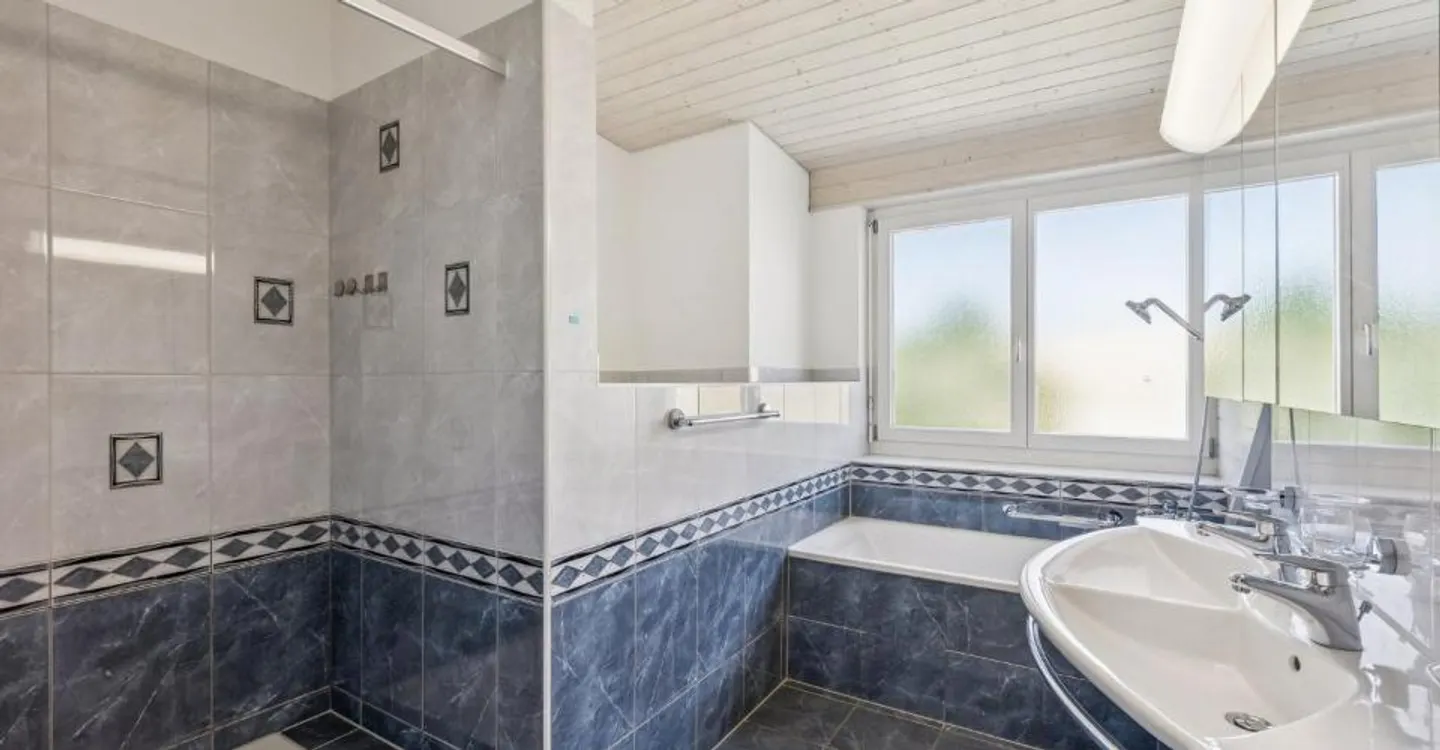 Charmante Maisonette-Dachwohnung à Bassersdorf avec balcon ensoleillé - Photo 2 sur 6