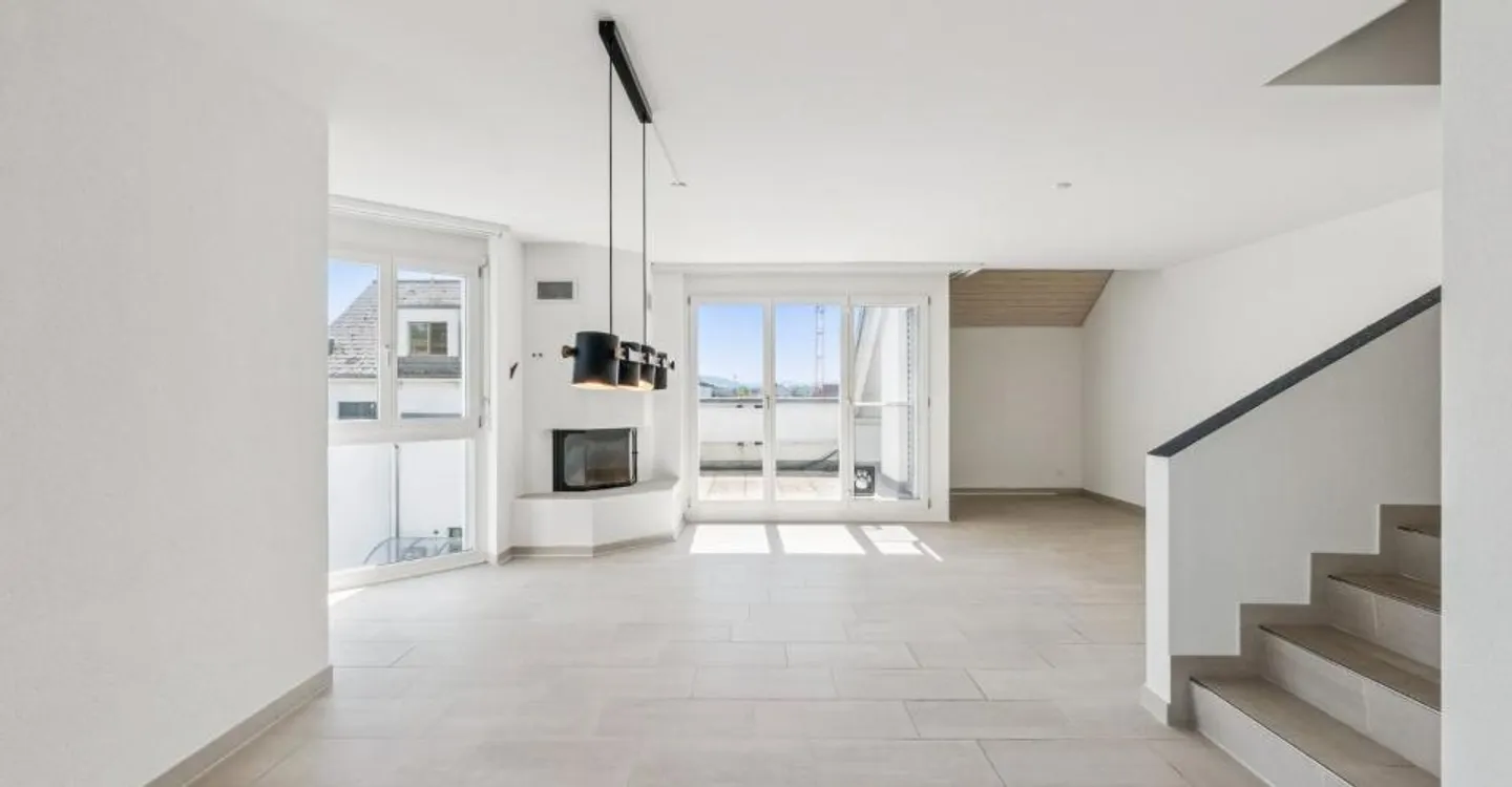 Charmante Maisonette-Dachwohnung à Bassersdorf avec balcon ensoleillé - Photo 1 sur 6