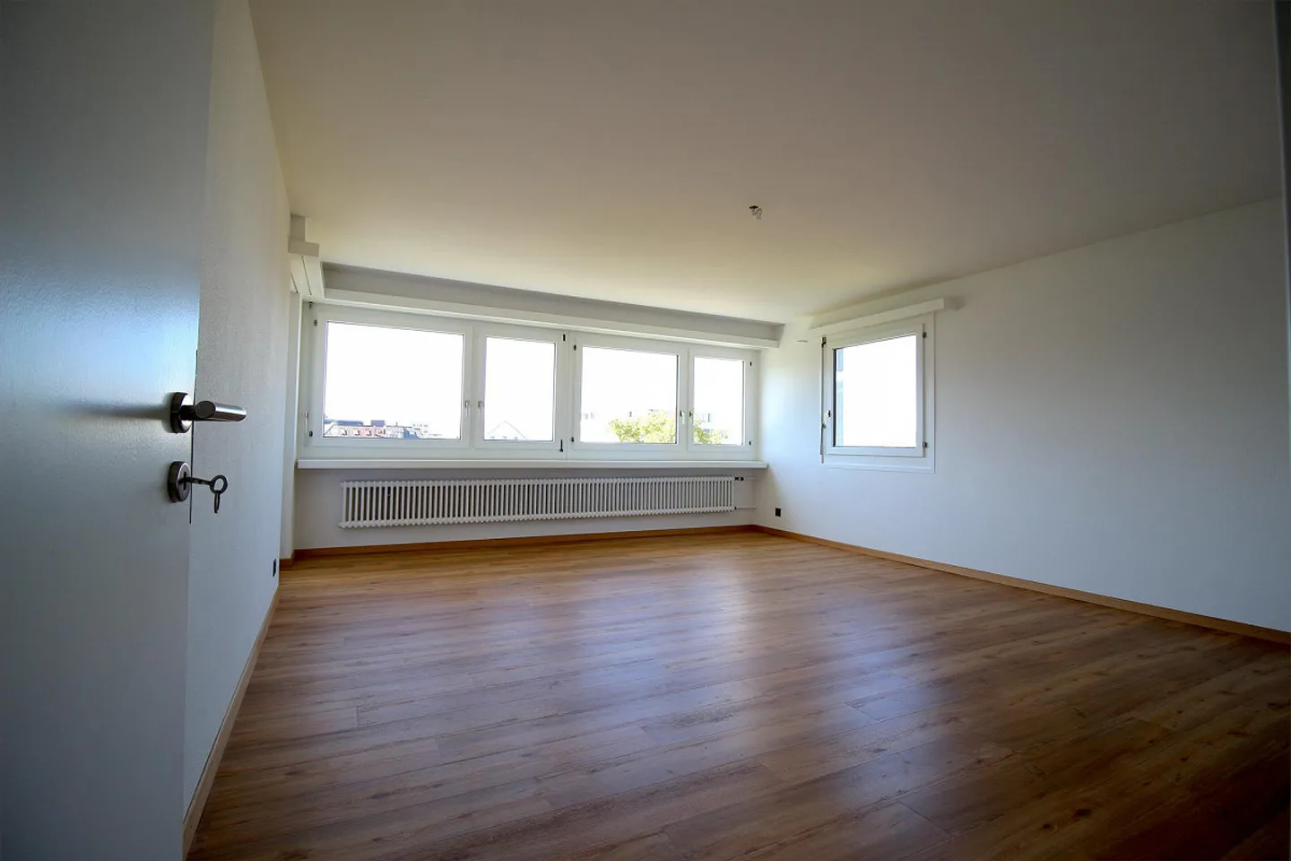 Appartement 3½ pièces fraîchement rénové construit selon les normes de propriété - Photo 2 sur 9