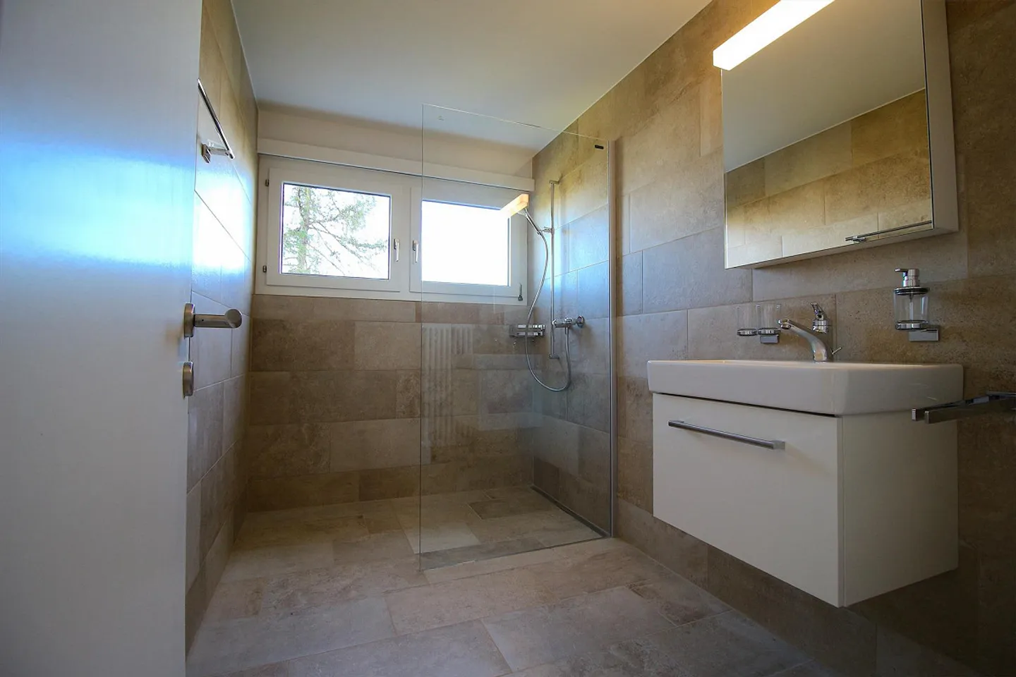 Appartement 3½ pièces fraîchement rénové construit selon les normes de propriété - Photo 3 sur 9