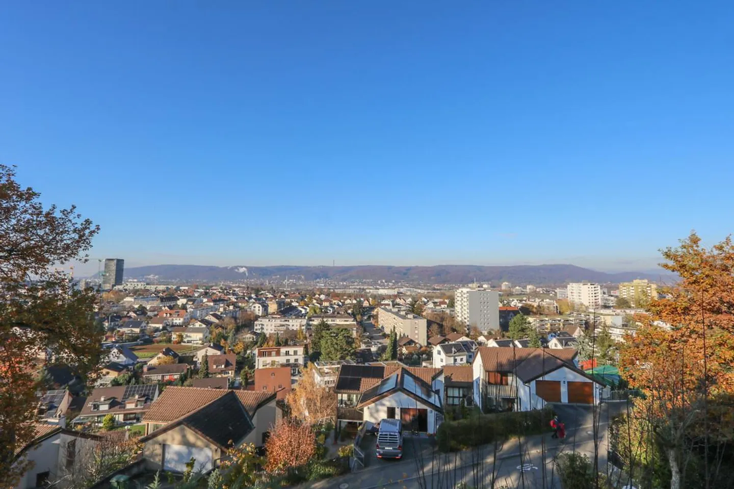 Semi-Detached House with Unobstructed Panorama View - Photo 3 of 17