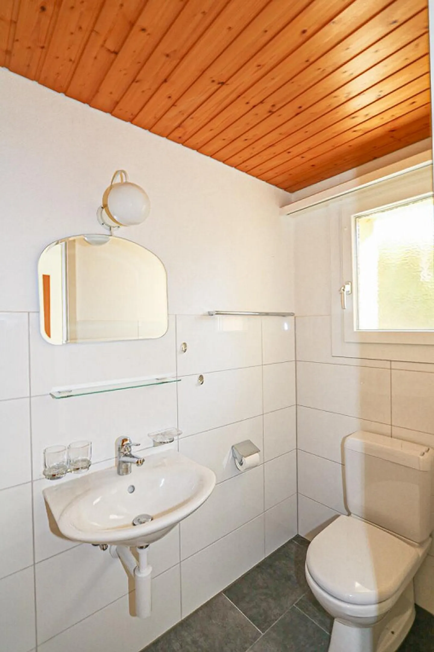 Semi-Detached House with Unobstructed Panorama View - Photo 6 of 17