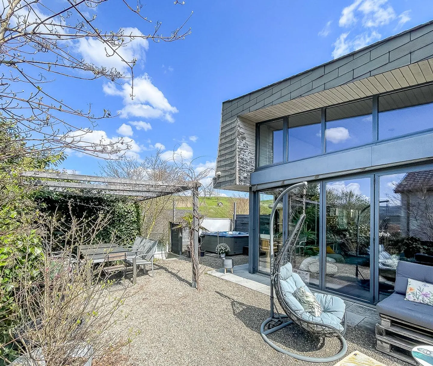 Charming 5.5-Room Single-Family House with Hot Tub in Würenlingen - Photo 1 of 14
