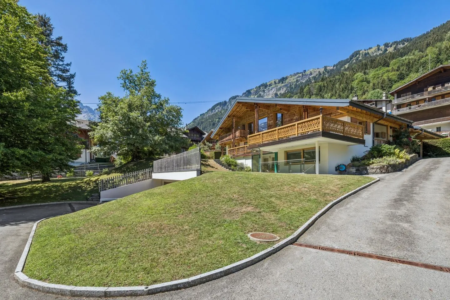 EXCLUSIVITE - CHALET ATYPIQUE - CENTRE VILLAGE sur 2000 m2 de terrain - Photo 1 of 13