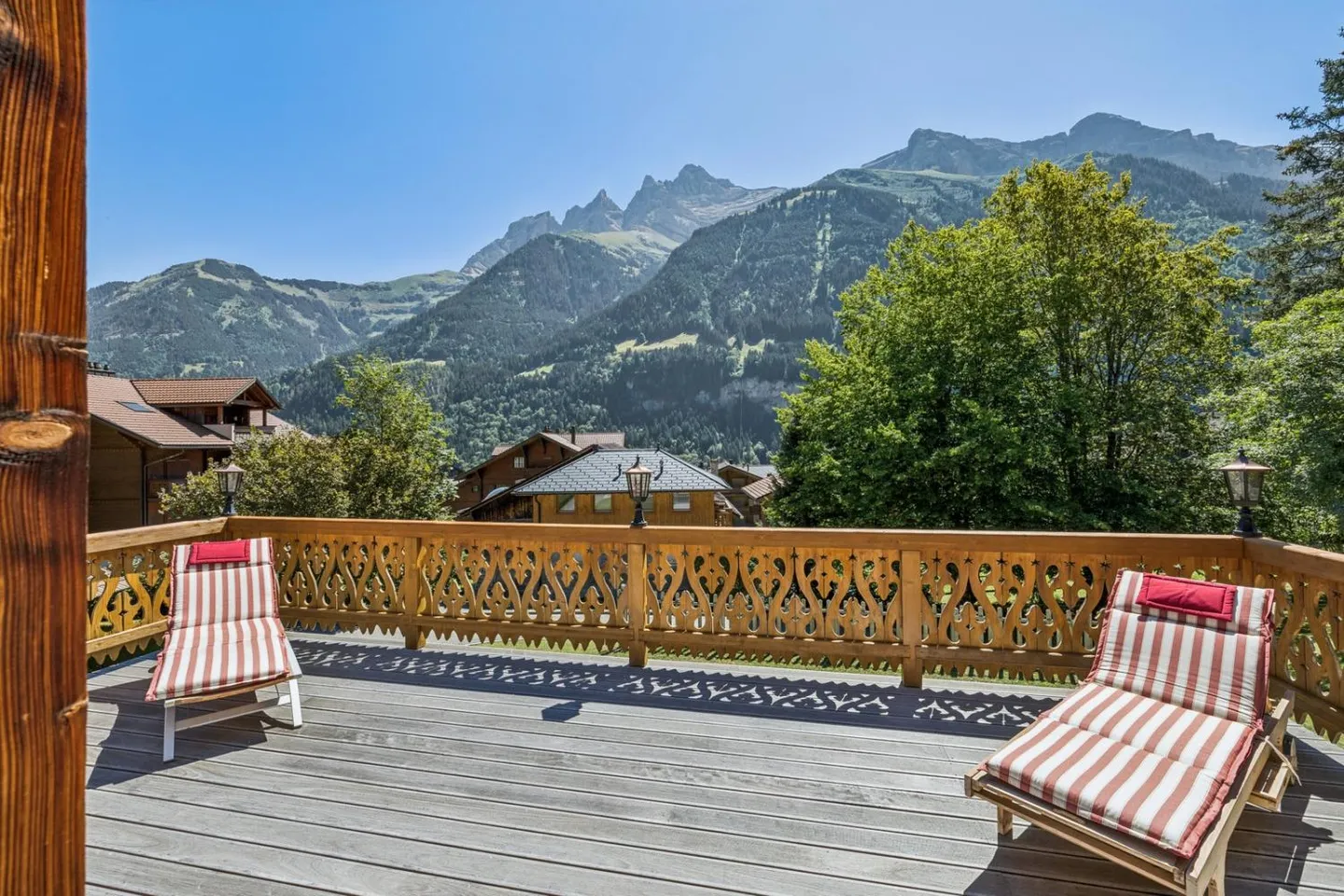 EXCLUSIVITE - CHALET ATYPIQUE - CENTRE VILLAGE sur 2000 m2 de terrain - Photo 3 of 13