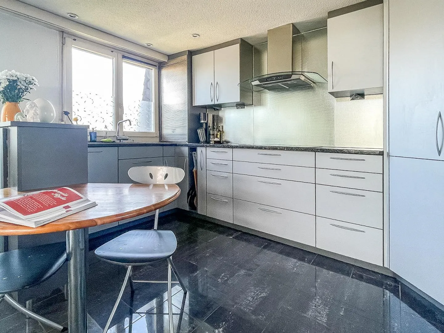Charming 5.5-Room Single-Family House with Hot Tub in Würenlingen - Photo 6 of 14