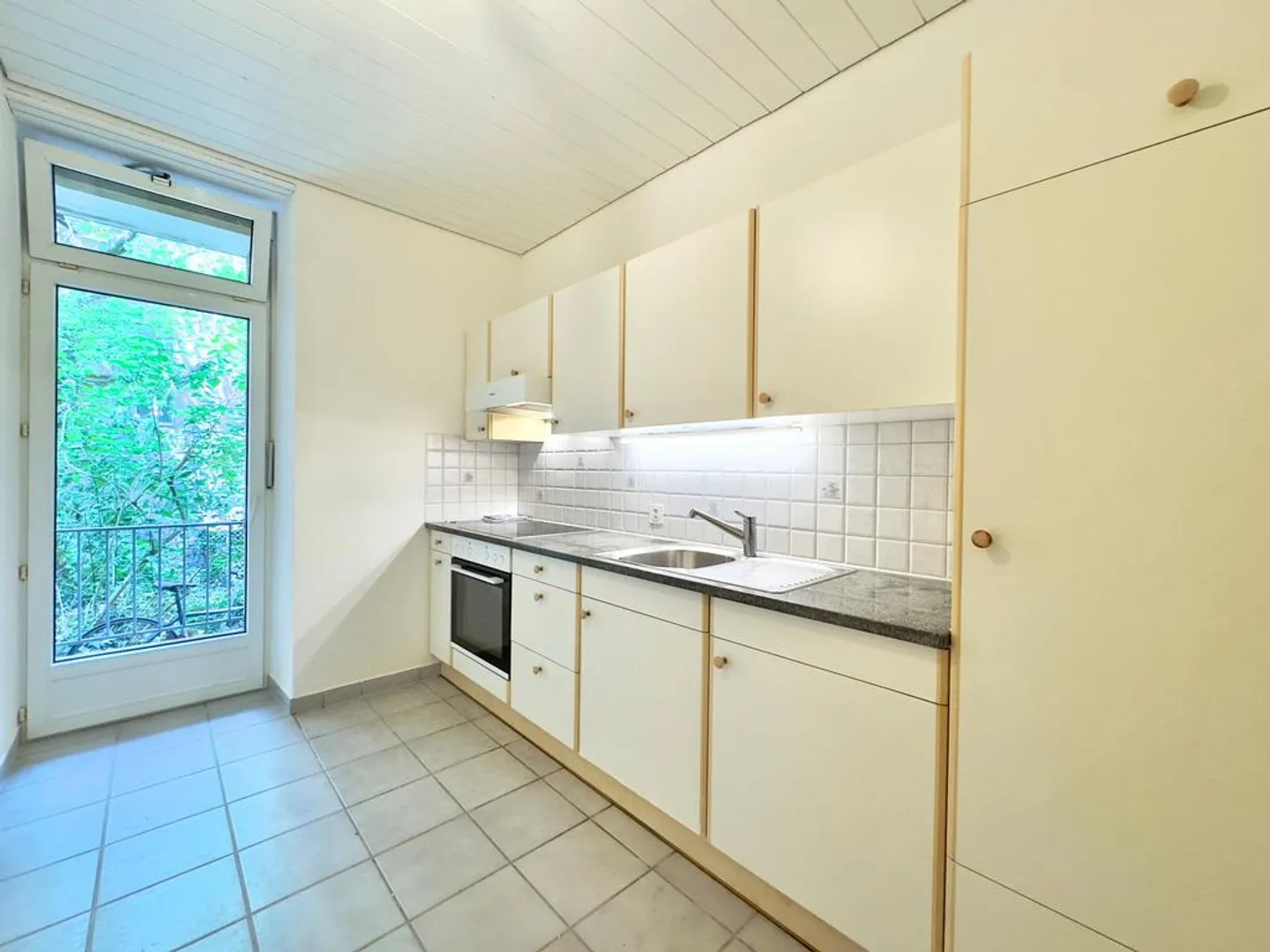 2-room apartment with quiet balcony overlooking greenery - Photo 2 of 8