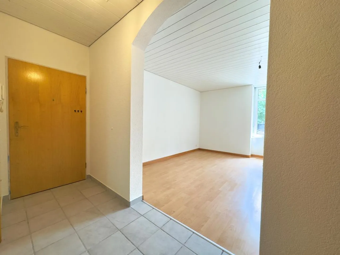 2-room apartment with quiet balcony overlooking greenery - Photo 4 of 8