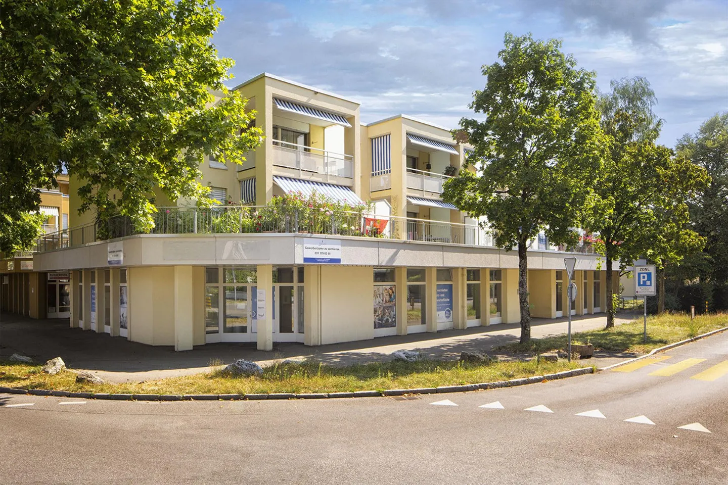 Appartement lumineux avec balcon, cheminée et équipements modernes - Photo 1 sur 8