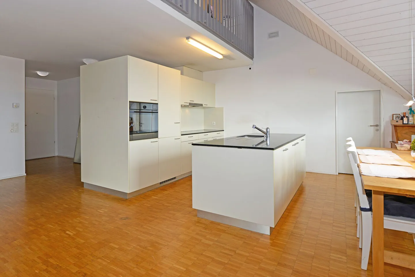 6.5-Room Attic Maisonette Apartment in the Green - Photo 5 of 12